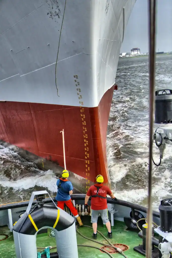 Maniobra de atraque en Cuxhaven del buque museo Cap San Diego con marineros en cubierta.