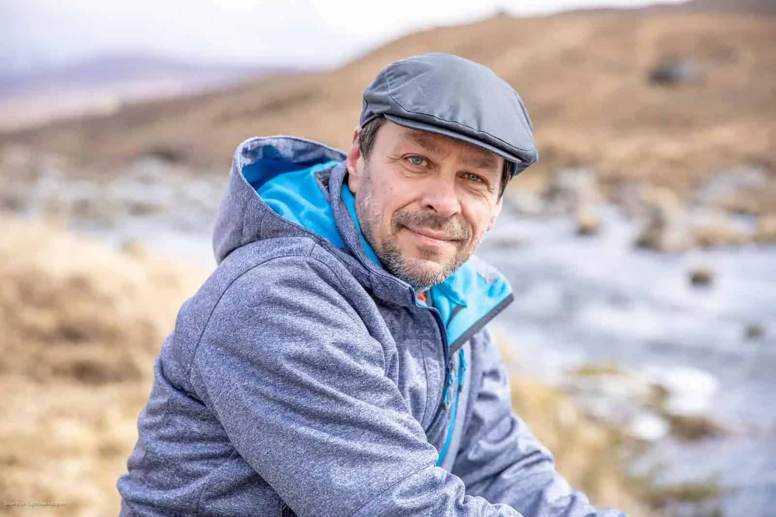 Hombre con gorra y chaqueta gris, fotografiar como forma de omitir