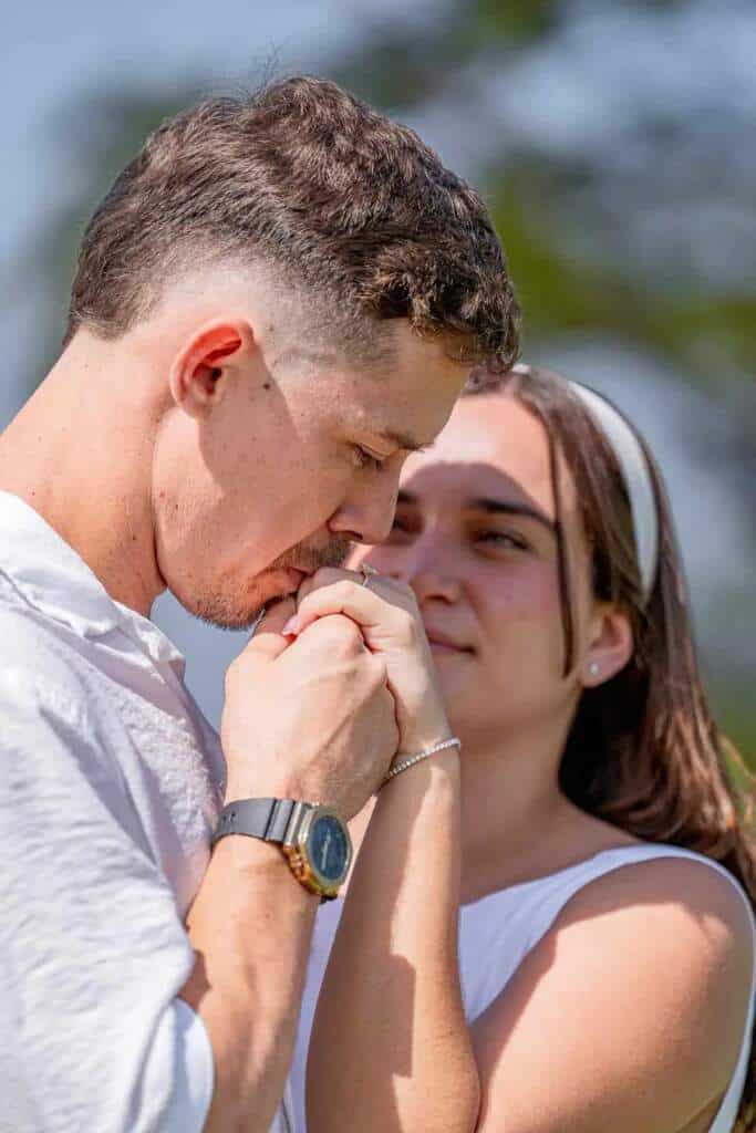 Fotógrafo besa la mano de su pareja, arte y deporte combinados en Toluca.