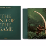 Portada del libro de fotografía The End of the Game de Peter Beard y su sobrecubierta.