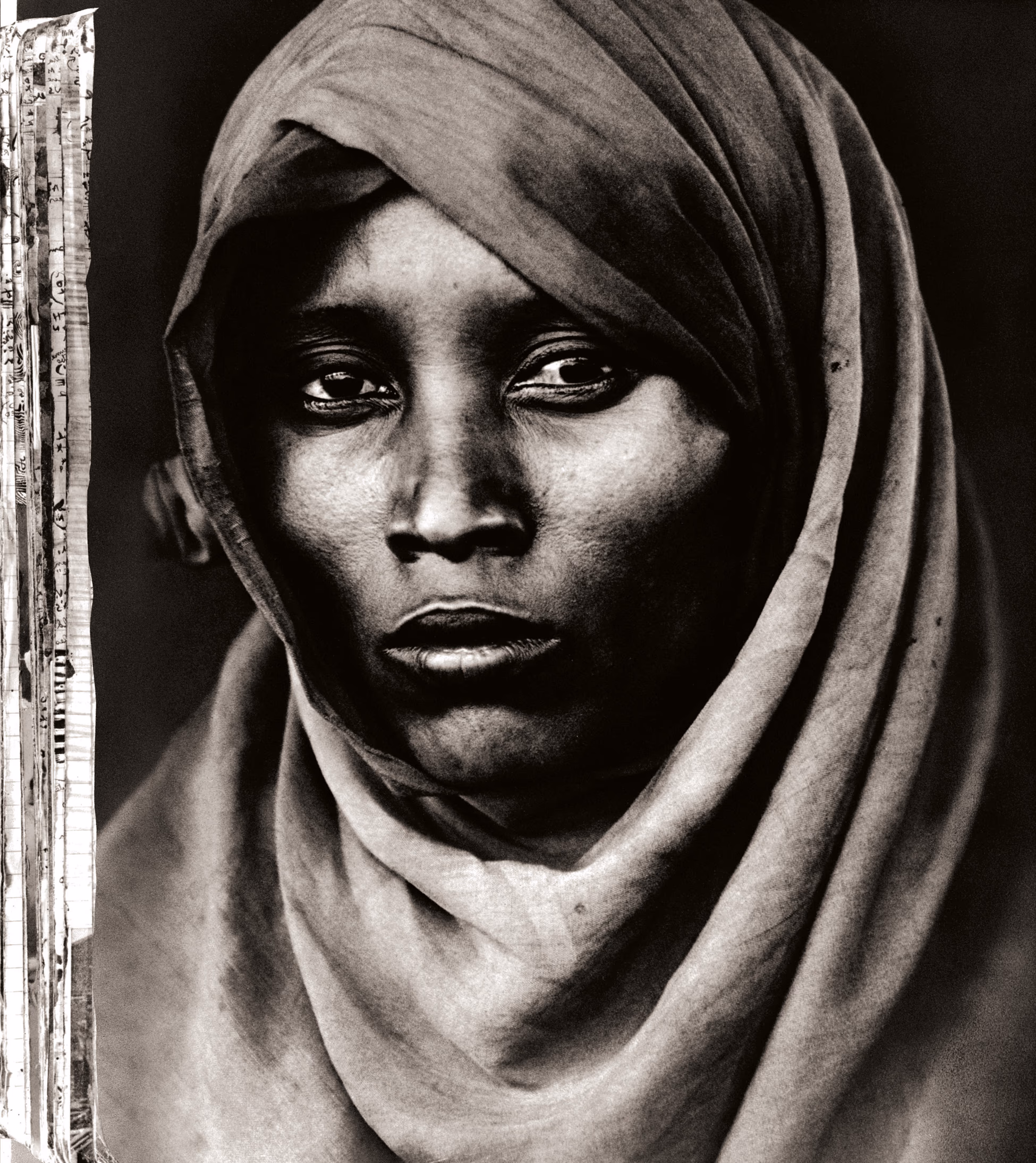Retrato en blanco y negro de una mujer africana con velo, parte del libro de fotografía The End of the Game.