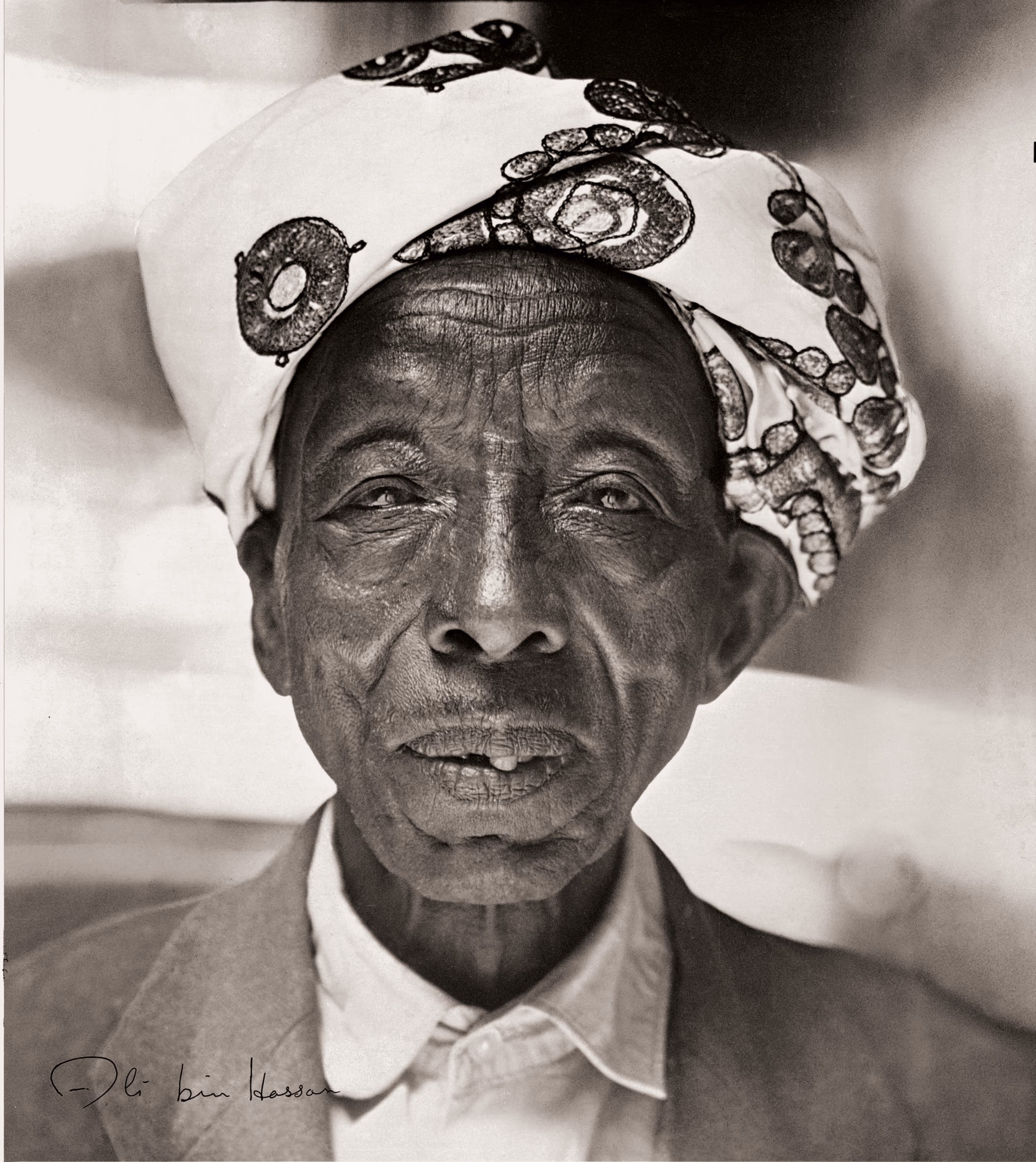 Retrato de hombre mayor con turbante estampado, fotografía documental de naturaleza en formato libro.
