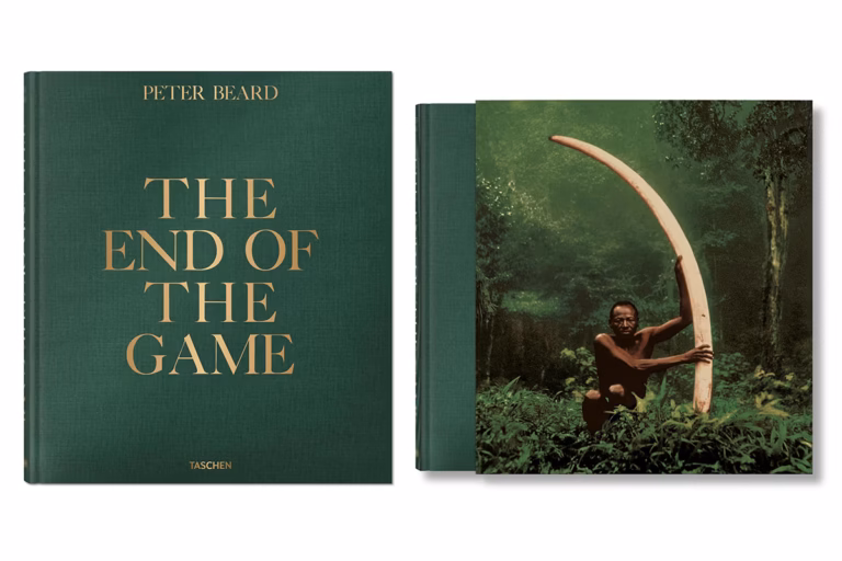 Portada del libro de fotografía The End of the Game de Peter Beard y su sobrecubierta.