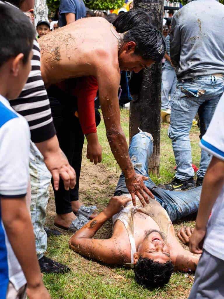 Hombre cubierto de lodo en el palo encebado en Tlaxcala, Santa María Ixtulco.