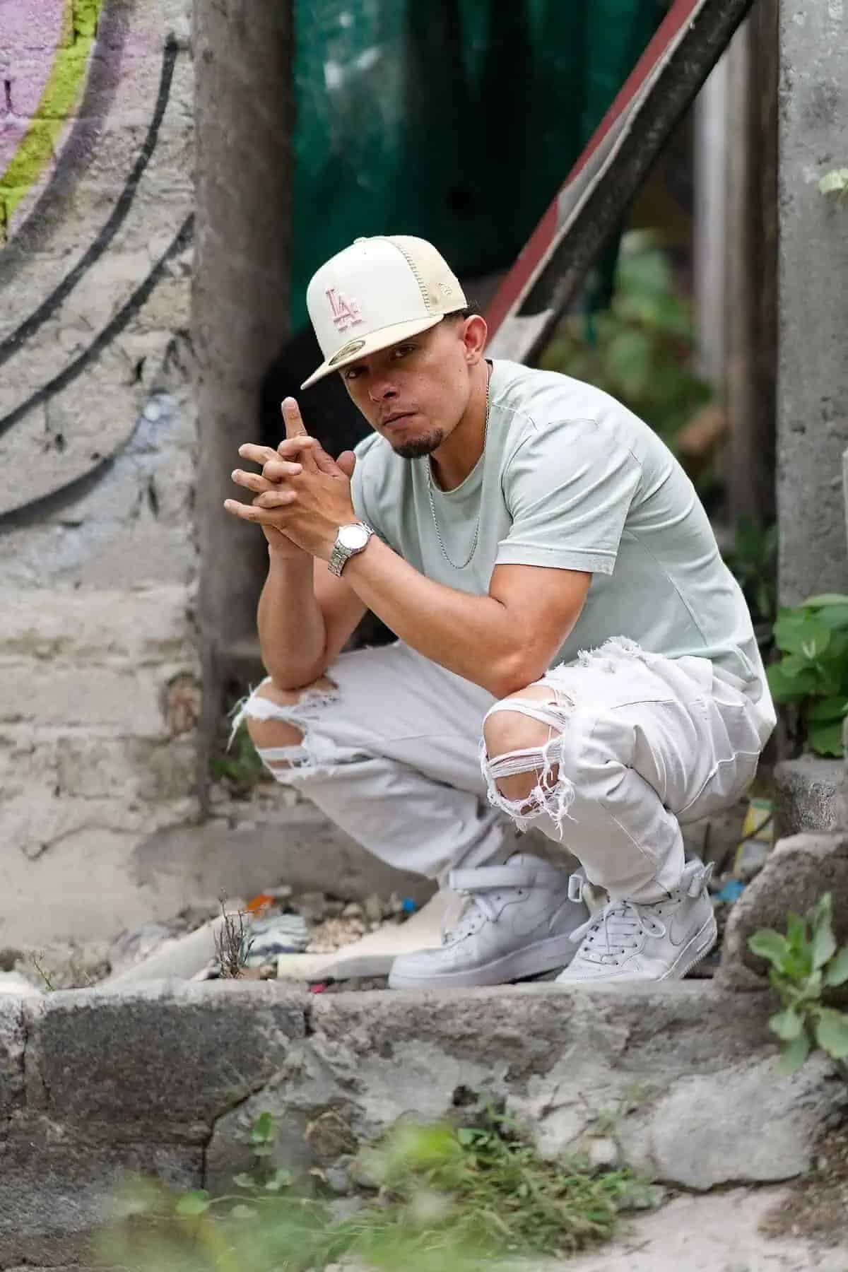 Retrato callejero en el poniente de la CDMX de ChainThug, rapero con letras autobiográficas.