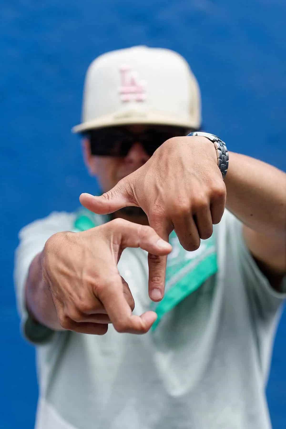 Retrato callejero en el poniente de la CDMX, rapero con gorra y lentes.