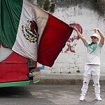 Retrato callejero en el poniente de la CDMX: rapero ChainThug ondea la bandera de México.